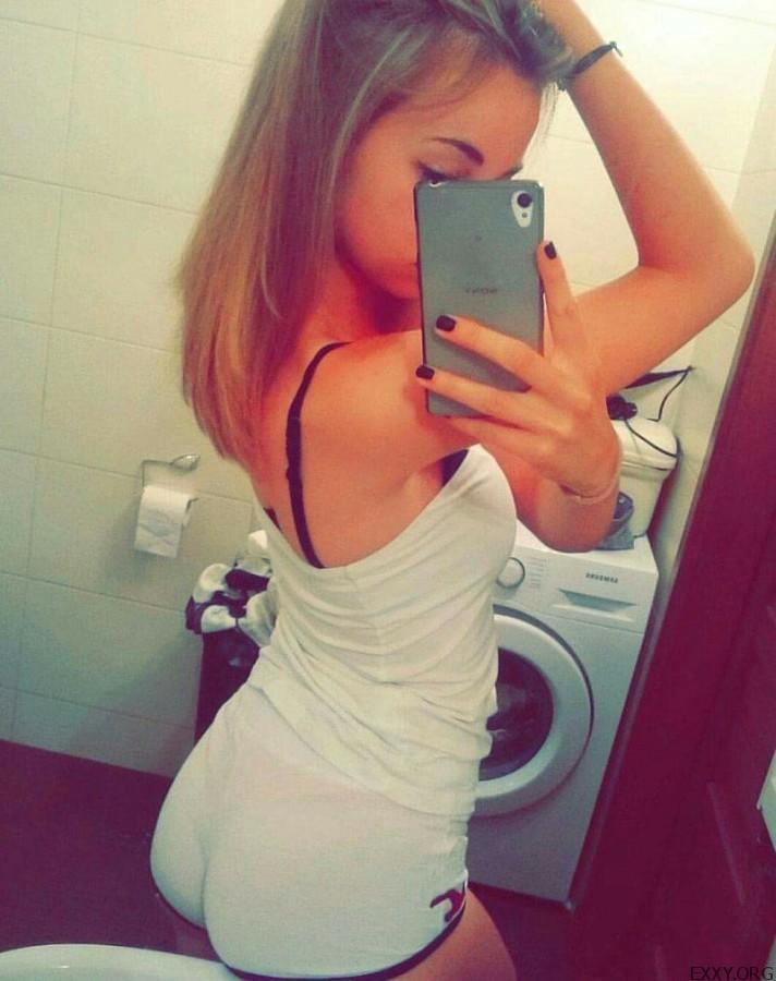 See some selfie of hot girls posing in sexy outfits. 